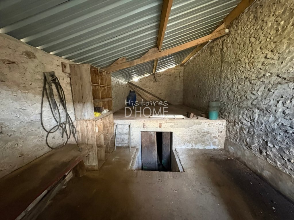 Ensemble de bâtiments + Terre Agricole A VENDRE - LA FERTE GAUCHER - 129 000 &euro;