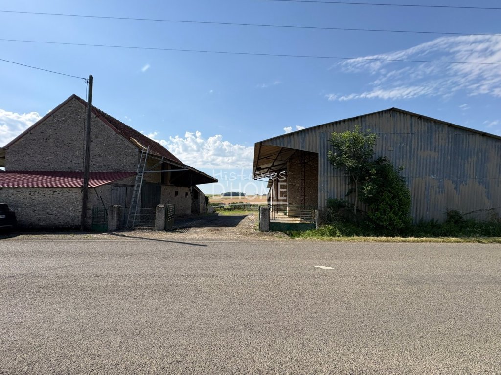 Ensemble de bâtiments + Terre Agricole A VENDRE - LA FERTE GAUCHER - 129 000 &euro;